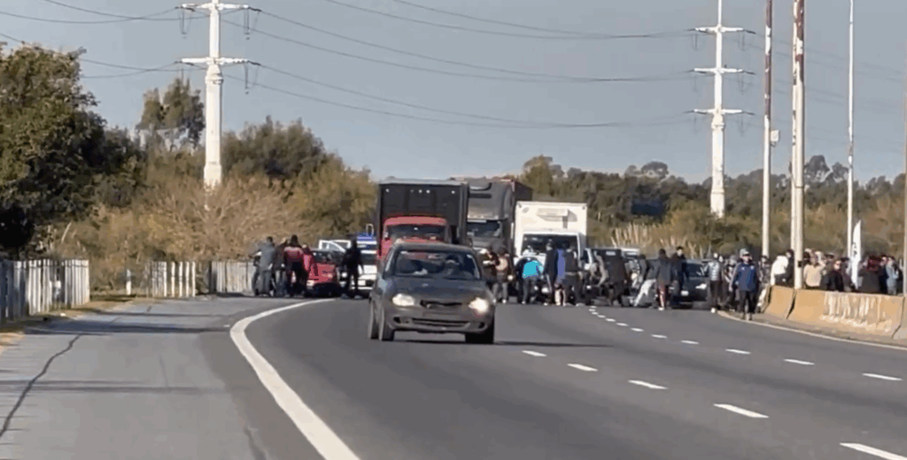 Caos en la Autopista Buenos Aires-La Plata: piquete en el km 16 paralizói el tránsito y desató la furia de automovilistas